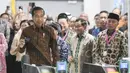 Presiden Joko Widodo (kiri) didampingi Menko PMK Muhadjir Effendy (kanan) dan Seskab Pramono Anung (kedua kanan) menunjukkan kartu Multi Trip MRT Jakarta edisi ASEAN saat diluncurkan di Stasiun MRT Bundaran HI, Jakarta, Selasa (8/8/2023). (FOTO: ANTARA FOTO/Hafidz Mubarak A/pool)