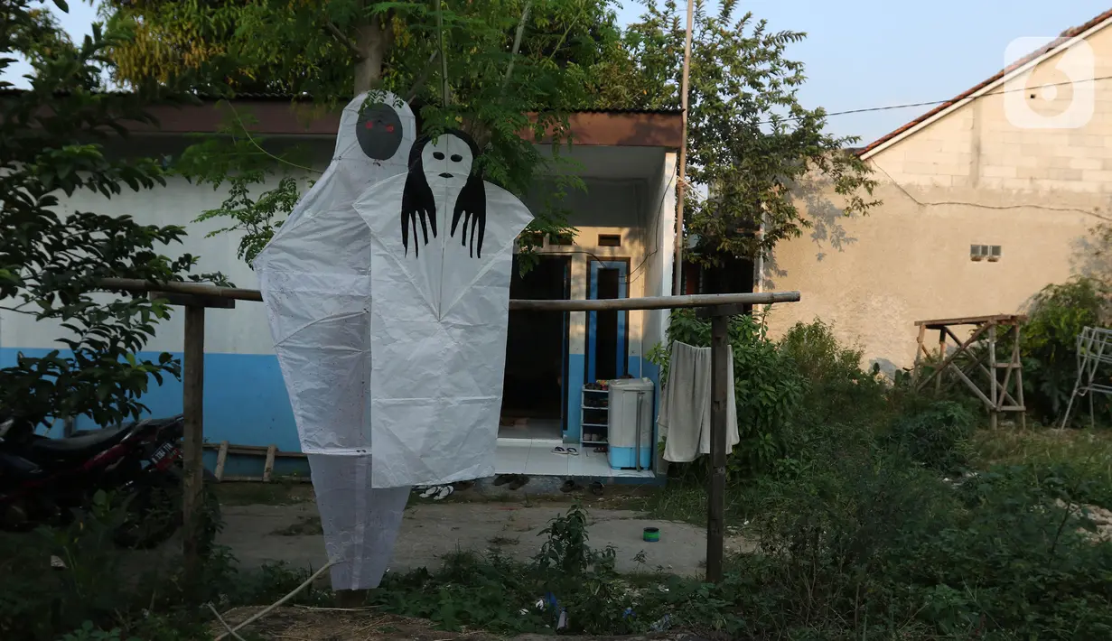 Layangan berbentuk pocong dan kuntilanak yang selesai dibuat di kawasan Gandaria, Depok, Jawa Barat, Selasa (30/06/2020). Ditengah pandemi COVID-19, anak - anak di kawasan Gandaria Depok mengisi waktu luang dengan membuat layang-layang dengan beragam bentuk. (Liputan6.com/Herman Zakharia)