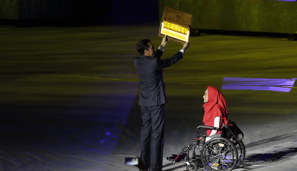 Presiden Indonesia, Joko Widodo, bersama penyandang disabilitas saat pembukaan Asian Para Games di SUGBK, Jakarta, Sabtu (06/10/2018). Acara tersebut dimeriahkan dengan aksi para penyandang disabilitas. (Bola.com/M Iqbal Ichsan)
