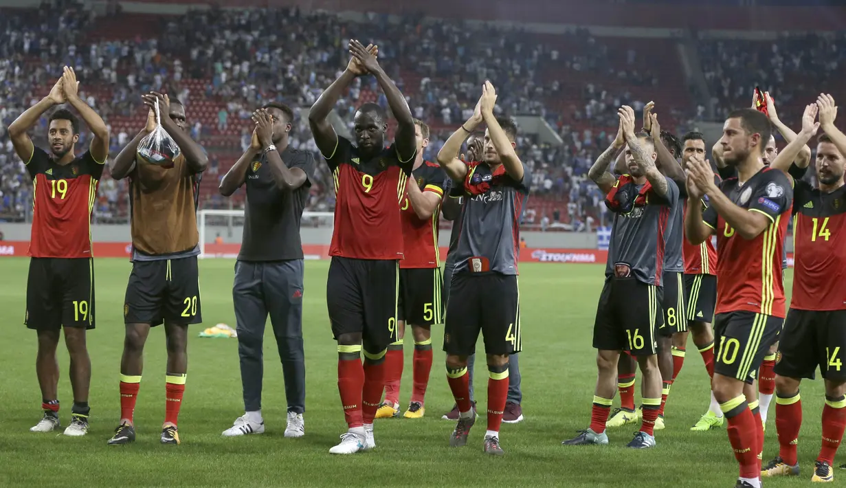 Para pemain Belgia memberikan salam kepada fans usai menang atas Yunani pada laga grup H kualifikasi Piala Dunia 2018 di Georgios Karaiskakis Stadium, Piraeus port, Yunani, (3/9/2017). Belgia menang 2-1. (AP/Thanassis Stavrakis)