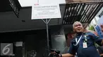 Seorang petugas berdiri di depan plang segel sebuah rumah toko (ruko) yang berada di Wijaya Grand Center, Jakarta Selatan, Senin (28/11). Ruko tersebut masuk dalam daftar kekayaan Nazaruddin yang dirampas negara. (Liputan6.com/Helmi Affandi)