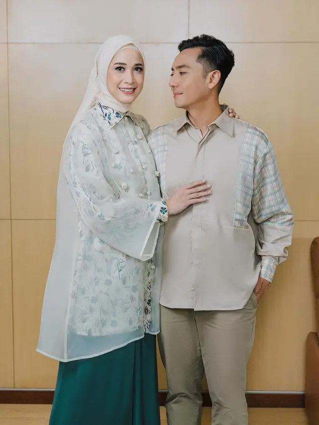 Model Baju Pasangan ala Fanny Gabriana dan Suami, Tampil Modis saat Bukber dan Lebaran