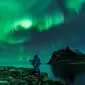 Seorang surfer membawa papannya melihat Cahaya Utara atau aurora borealis di Utakleiv, Norwegia utara (9/3). Biasanya aurora terjadi di daerah di sekitar kutub Utara dan kutub Selatan magnetiknya. (AFP/Olivier Morin)