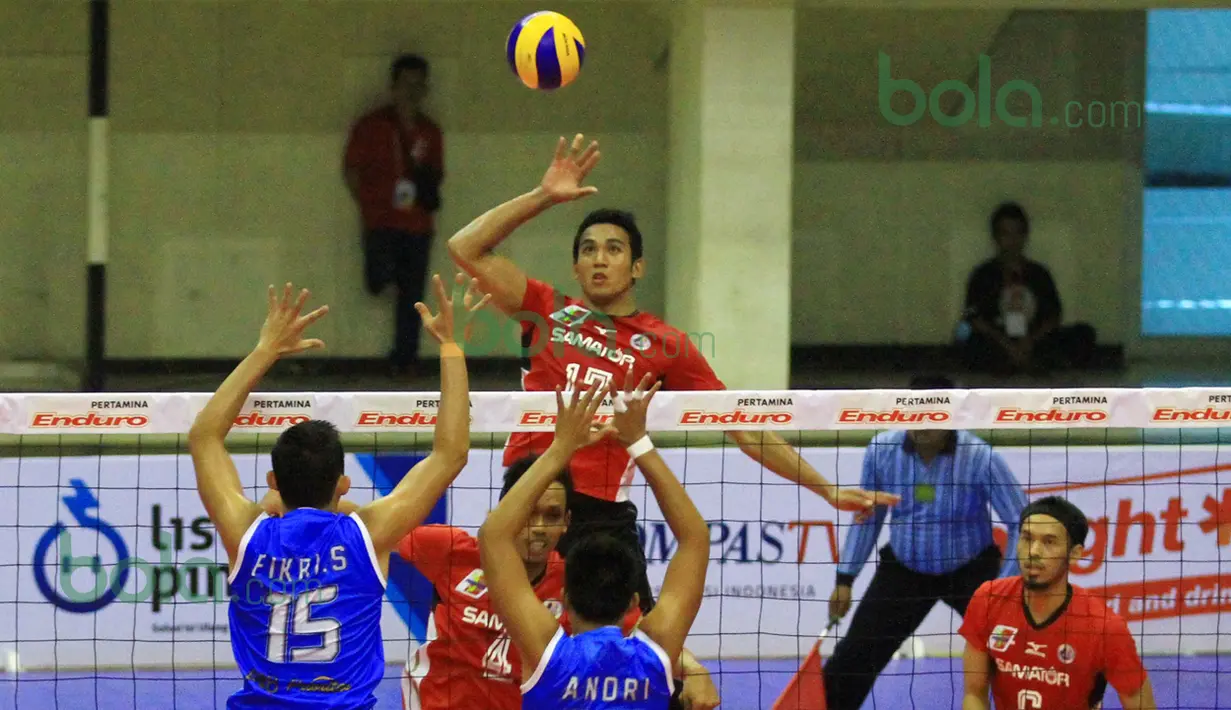 Pevoli Surabaya Samator, Rendy Ferbriant, melakukan spike ke arah pemain Palembang Bank Sumsel Babel pada putaran pertama Proliga 2016 di GOR Ken Arok, Malang, Sabtu (20/2/2016). (Bola.com/Nicklas Hanoatubun)