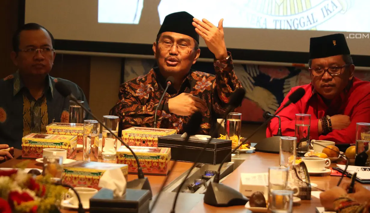 Ketua Umum Ikatan Cendekiawan Muslim Indonesia (ICMI) Jimly Asshiddiqie menerima kunjungan Sekjen DPP PDI Perjuangan Hasto Kristiyanto di kantor ICMI, Jakarta, Rabu (13/12). Kunjungan tersebut dalam rangka menjalin silaturahmi. (Liputan6.com/Angga Yuniar)