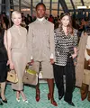 Michelle Williams mengenakan Spring/Summer 2025 Mesh Polo dan Skirt, kemudian Pierced XL Pump, dan Petite Lee Radziwill Double Bag. [Dok/Tory Burch].