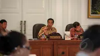Presiden Jokowi bersama Wapres Jusuf Kalla memimpin sidang kabinet paripurna di kantor Presiden, Jakarta, Selasa (19/5). Rapat tersebut membahas beberapa hal seperti persiapan menjelang Ramadhan dan Hari Raya Idul Fitri 1436 H (Liputan6.com/Faizal Fanani)