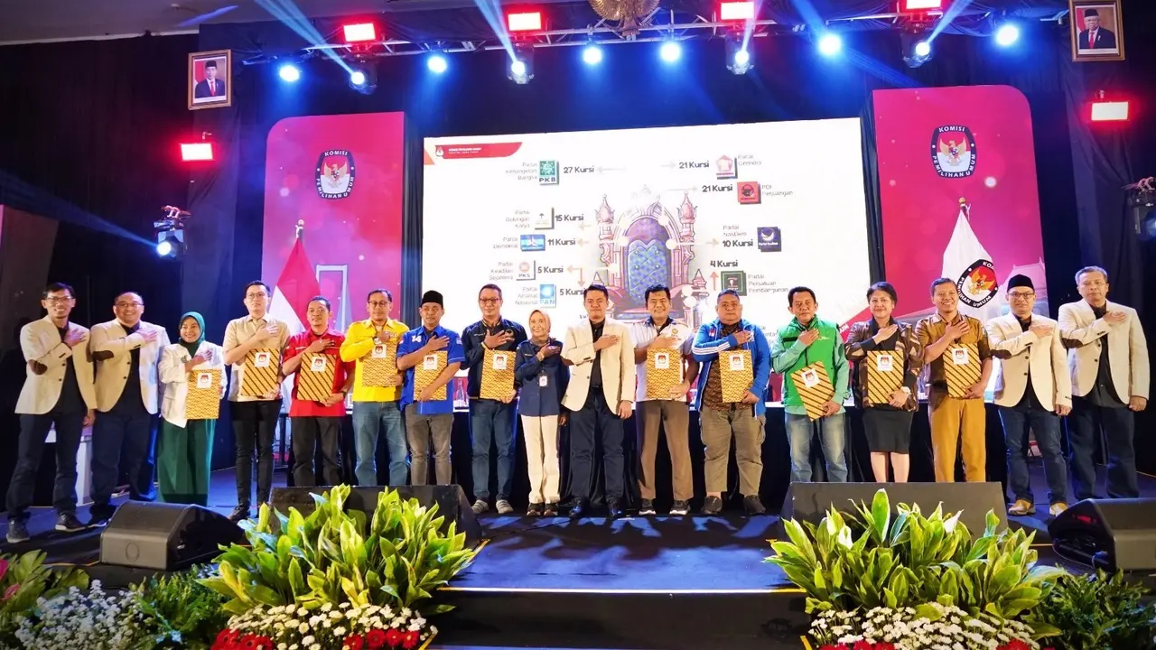 KPU Jatim menetapkan 120 anggota DPRD Jatim terpiliha hasil Pemilu 2024. (Foto: KPU Jatim)
