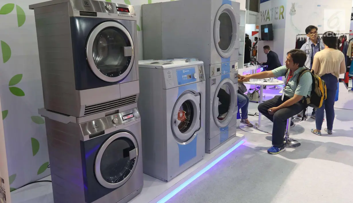 Suasana pameran Expo Clean dan Expo Laundry 2018, Jakarta (27/3). Dalam penyelenggaraannya di tahun 2018, Pameran ini memberikan sorotan khusus bagi peningkatan mutu pengelolaan laundry rumah sakit dan fasilitas yankes lainnya. (Liputan6.com/Angga Yuniar)
