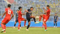 Gelandang Arema, Adam Alis diganggu gelandang Deltras Sidoarjo, Lucky Wahyu pada partai ujicoba. (Iwan Setiawan/Bola.com)