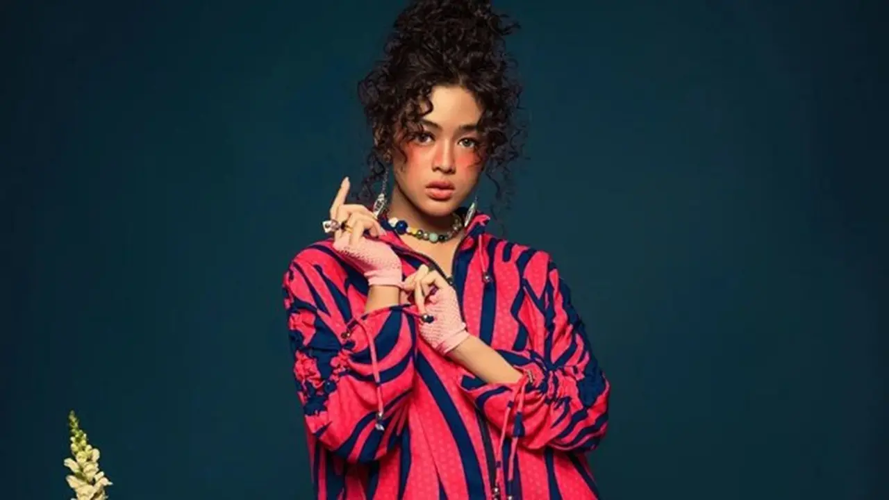7 Gaya Pemotretan Terbaru Aqeela Calista dengan Makeup Tebal Ini Curi Perhatian