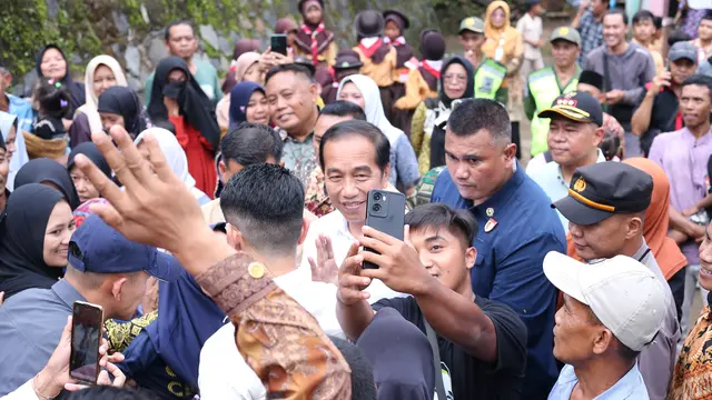 Presiden ke-7 RI Jokowi saat berkunjung ke desa penghasil buah alpukat dan gula aren di Desa Peron Kecamatan Limbangan Kabupaten Kendal, Jawa Tengah. (Istimewa)