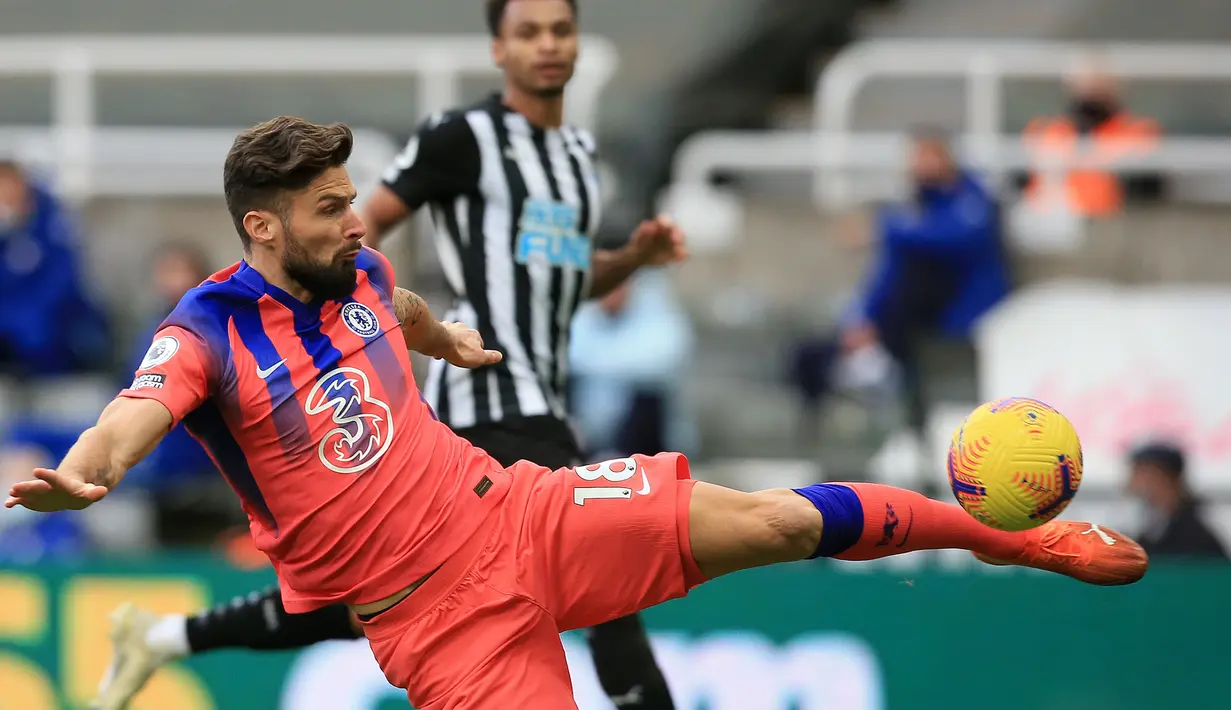 Striker Chelsea, Olivier Giroud, melepaskan tendangan saat menghadapi Newcastle United pada laga lanjutan Liga Inggris di St James Park, Sabtu (21/11/2020) malam WIB. Chelsea menang 2-0 atas Newcastle United. (AFP/Lindsey Parnaby/pool)