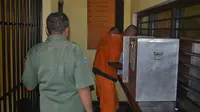 Satu per satu tahanan pria maupun wanita ikut antre mencoblos di Tempat Pemungutan Suara (TPS) 02 Ngadirejo Kecamatan Kepanjen. (Zainul Arifin/Liputan6.com)