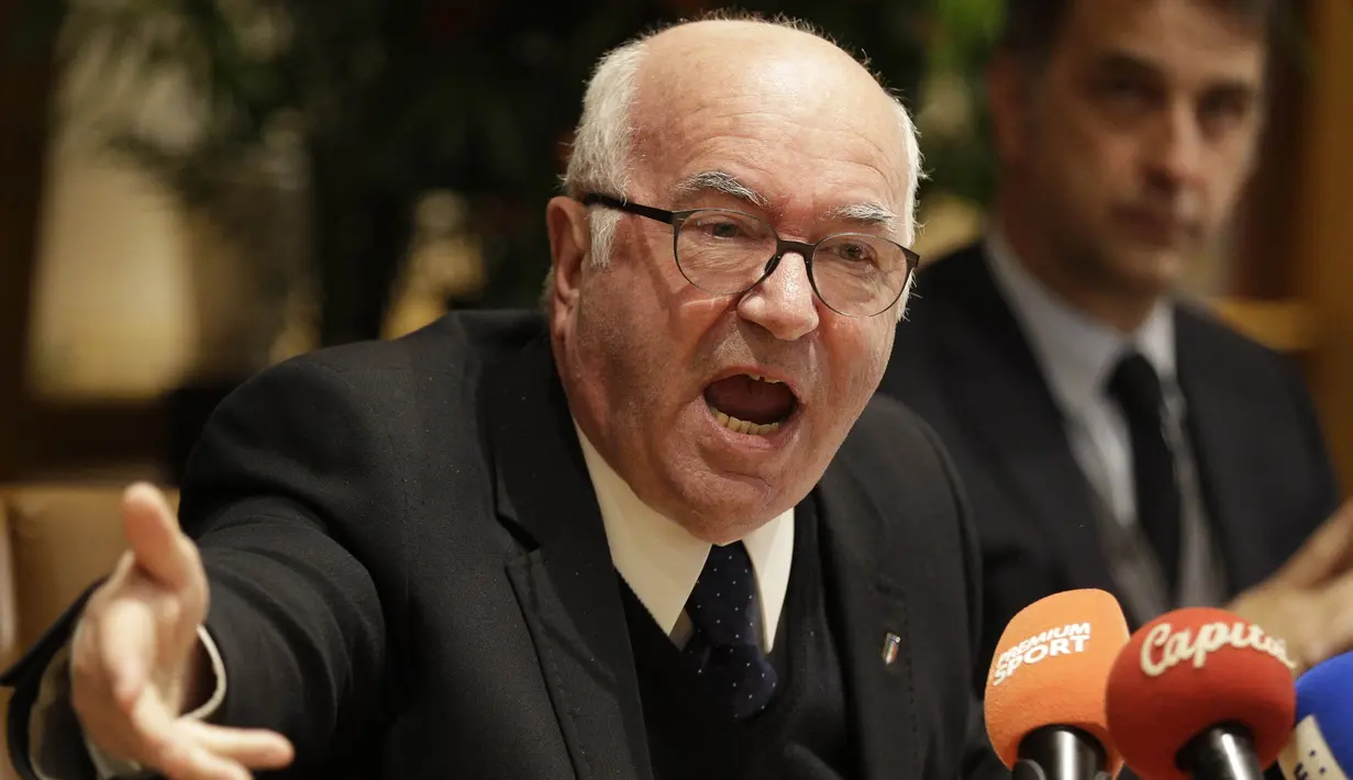 Presiden Federasi Sepak Bola Italia (FIGC), Carlo Tavecchio, memberi keterangan pers di kantor FIGC, Roma, Senin (20/11/2017). Bos FIGC tersebut mundur dari jabatanya usai gagal membawa Italia lolos ke Piala Dunia 2018. (AP/Andrew Medichini)
