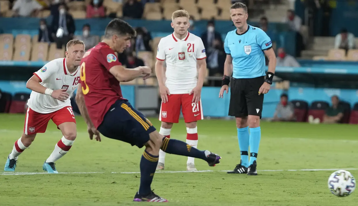 Empat menit berselang, Spanyol berpeluang kembali unggul. Sayang, peluang melalui eksekusi penalti gagal dimanfaatkan striker Gerard Moreno. Sepakannya masih membentur tiang gawang Polandia sebelah kanan. (Foto: AP/Pool/Thanassis Stavrakis)