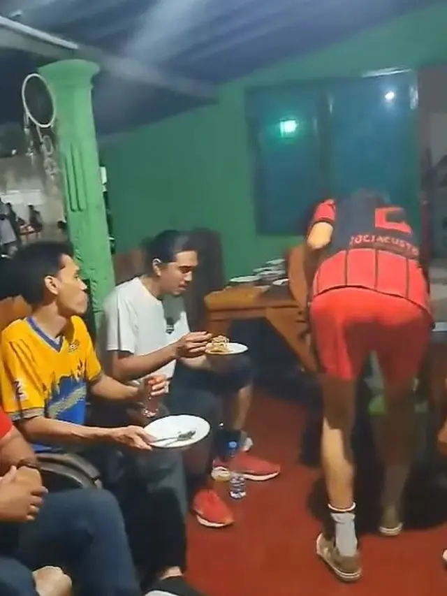 5 Potret Kesederhanaan Duta Sheila On 7 Makan Bakmi Jawa di Desa, Ditemani Istri