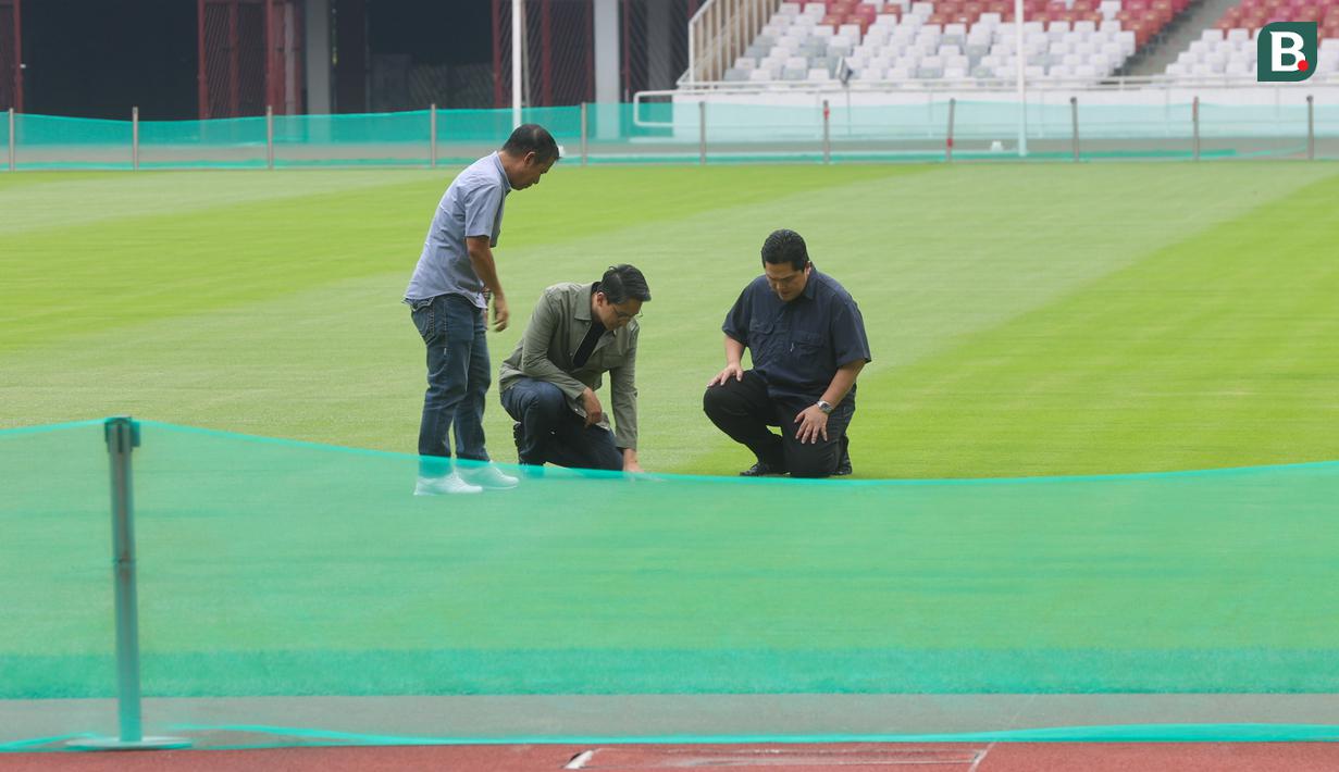 Ketua PSSI, Erick Thohir, didampingi Sekjen PSSI, Yunus Nusi dan Direktur Utama PPKGBK, Rakhmadi Afif, meninjau langsung kondisi terkini dari rumput Stadion Utama Gelora Bung Karno (SUGBK) di H-7 jelang pertandingan Timnas Indonesia kontra Jepang di Kualifikasi Piala Dunia 2026. (Bola.com/M Iqbal Ichsan)