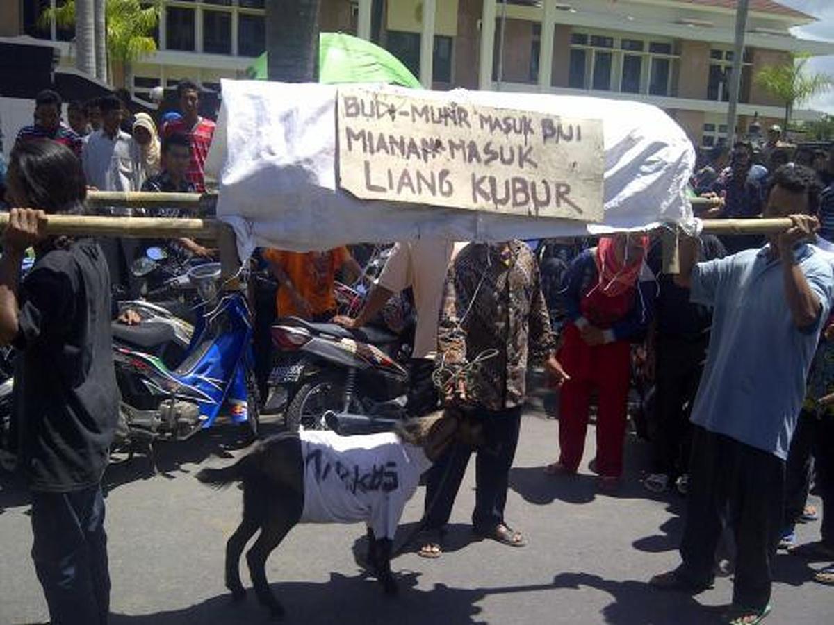 Ratusan warga bawa keranda mayat dan kambing ke PN Mungkid