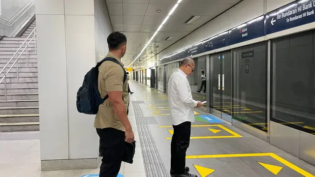 Menteri Koordinator Bidang Pangan Zulkifli  Hasan (Zulhas) saat berada di Stasiun MRT Jakarta.