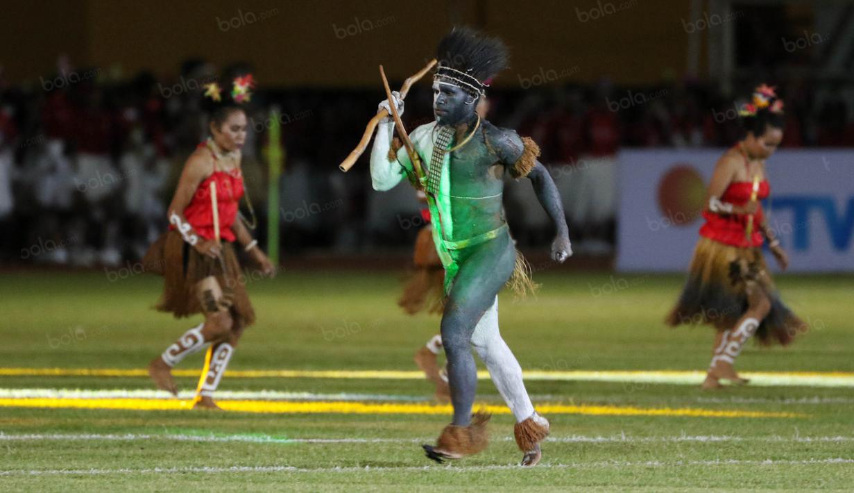Seorang penari mengenakan koteka saat acara pembukaan Torabika Soccer Championship 2016 di Stadion Mandala, Jayapura, Papua, Jumat (29/4/2016). (Bola.com/Nicklas Hanoatubun)