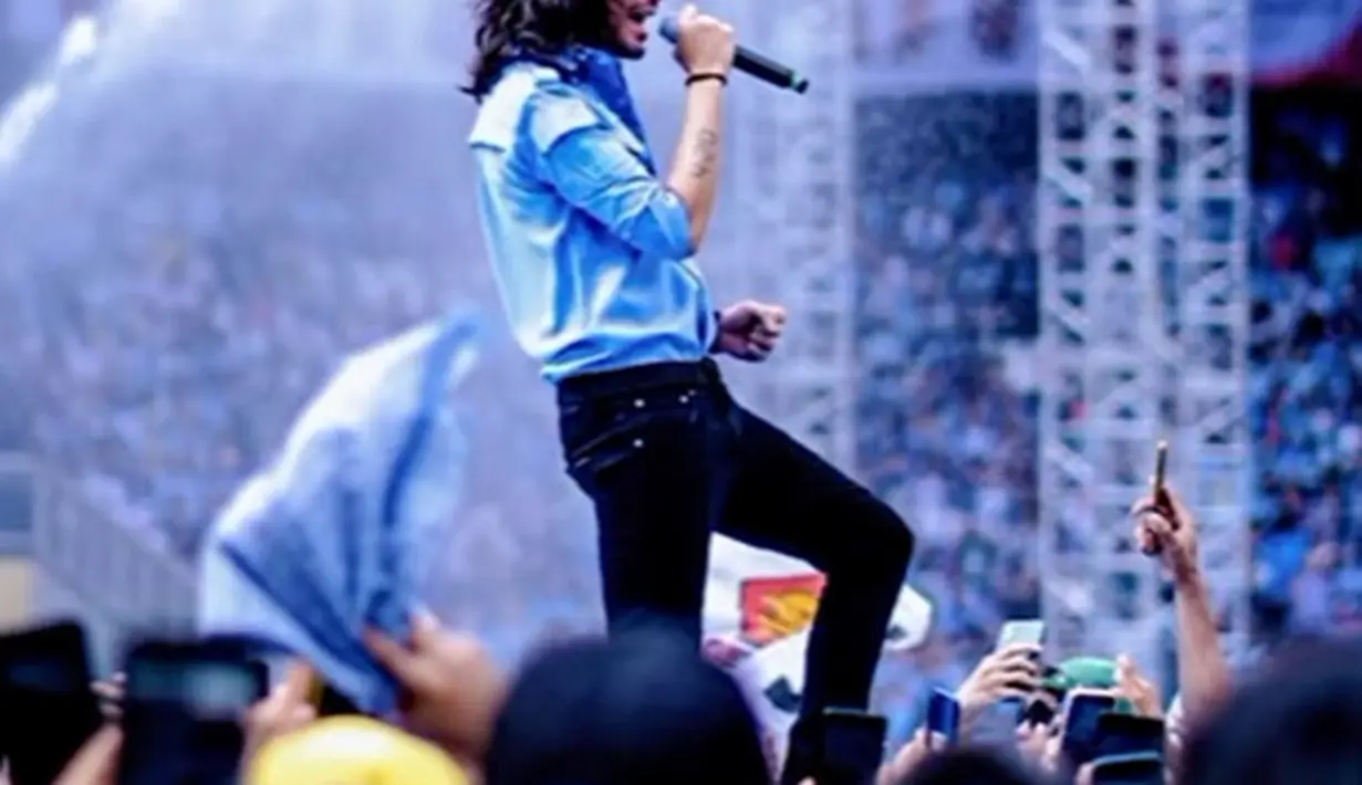 Di sini, Ello terlihat mengenakan kemeja biru lengan panjang, dengan detail dua kantong di sisi kanan-kirinya. [Foto: Instagram/marcellover_tahitoe]