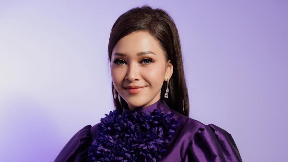Pesona Maia Estianty dalam Gaun Ungu Couture, Anggun dengan Sentuhan Dramatis
