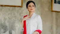 Penampilan Tissa Biani yang mengenakan kebaya kutubaru warna putih dan selendang warna merah beri vibes elegan bak ibu pejabat. [@tissabiani]