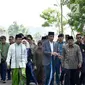 Presiden Joko Widodo didampingi Ketum PPP Romahamurmuziy dan Gubernur Jawa Timur Soekarwo tiba di Pondok Pesantren Salafiyah Safi'iyah Sukorejo, Jawa Timur, Sabtu (3/2). Jokowi dan Romi tampak mengenakan sarung. (Liputan6.com/Pool/Biro Pers Setpres)