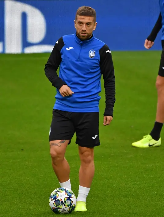Penyerang Atalanta, Papu Gomez menggiring bola selama sesi latihan tim di Stadion Etihad di Manchester, Inggris barat laut (21/10/2019). Atalanta akan bertanding melawan Manchester City pada matchday ketiga Grup C Liga Champions di Etihad Stadium. (AFP Photo/Paul Ellis)