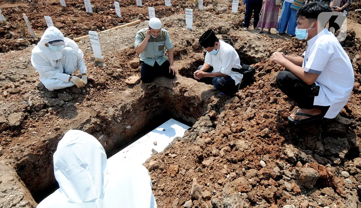 Prosesi pemakaman jenazah korban COVID-19 di TPU Rorotan, Cilincing, Jakarta Utara, Kamis (29/4/2021). TPU Rorotan yang menjadi satu-satunya tempat pemakaman jenazah pasien COVID-19 di DKI ini dalam dua minggu terakhir mengalami penurunan intensitas pemakaman. (merdeka.com/Arie Basuki)
