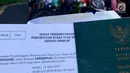 Warga negara Indonesia menunjukkan paspor dan surat C6 saat pelaksanaan Pemilu 2019 di Washington, Amerika Serika, Minggu (14/4). Tercatat sekitar 924 pemilih mengunakan hak pilihnya di Wisma Nusantara Washington DC. (merdeka.com/Butet Luhcacdradini)