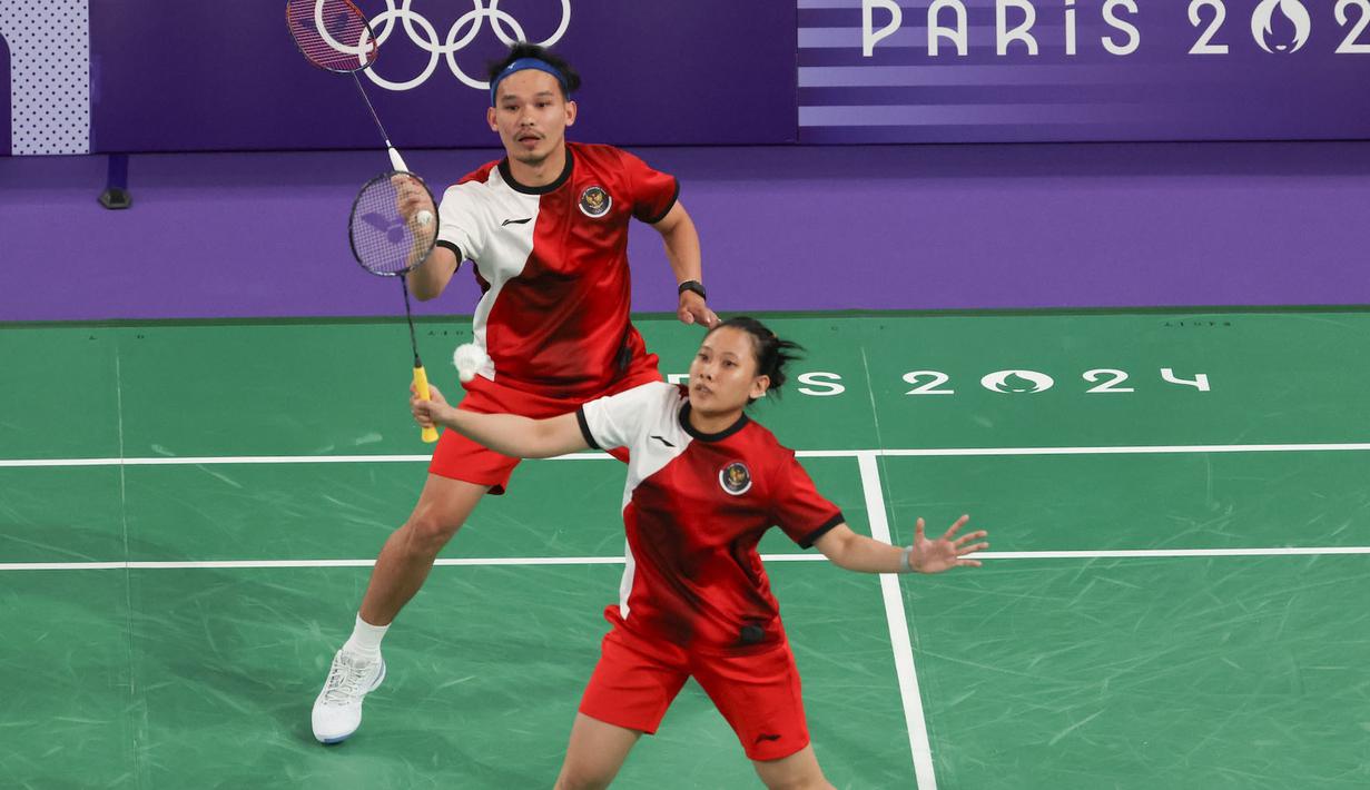 <p>Ganda campuran Indonesia, Rinov Rivaldy/Pitha Haningtyas Mentari berusaha mengembalikan bola di depan net saat menghadapi wakil Prancis, Thom Gicquel/Delphine Delrue pada laga Grup A Olimpiade Paris 2024 di Porte De La Chapelle Arena, Paris, Senin (29/7/2024). Rinov Rivaldy/Pitha Haningtyas Mentari kalah dua gim langsung 13-21, 15-21. (Dok. NOC Indonesia/Naif Muhammad Al'as)</p>