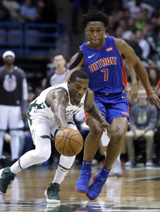 Aksi pemain Bucks, Eric Bledsoe mengejar bola saat dibayangi pemain Detroit Pistons, Stanley Johnson (7) pada laga NBA basketball game di Bradley Center, Milwaukee, (15/11/2017). Bucks menang 99-95. (AP/Aaron Gash)