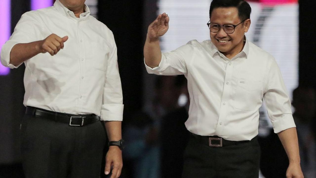 VIDEO: Live TikTok Usai Debat, Anies-Cak Imin Dapat Videotron Sentil Ijazah Asli