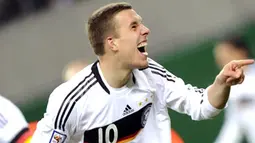 Germany's striker Lukas Podolski celebrates after scoring the 4-0 against Liechtenstein during their World Cup 2010 qualifying match on March 28, 2009 in Leipzig, eastern Germany. AFP PHOTO/OLIVER LANG