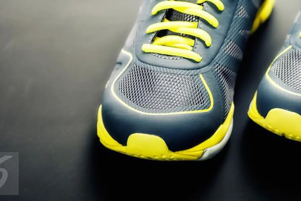 Greget, Jas Hujan Ini Dibuat Khusus Buat Sneakers Mahal