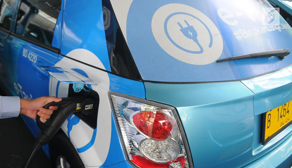 Pengemudi mobil Blue Bird BYD e6 A/T tengah mengisi daya listrik di pool Blue Bird, Jakarta, Selasa (23/4). Perusahaan taksi Blue Bird meluncurkan taksi bertenaga listrik pertama di Indonesia. Rencananya, sebanyak 30 unit taksi listrik Blue Bird akan beroperasi mulai Mei 2019. (Liputan6.com/Angga Yu