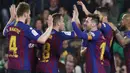 Para pemain Barcelona merayakan gol yang dicetak oleh Lionel Messi ke gawang Real Betis pada laga La Liga 2019 di Stadion Benito Villamarin, Minggu (17/3). Barcelona menang 4-1 atas Real Betis. (AP/Miguel Morenatti)