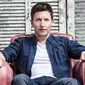 Melalui akun Twitter pribadinya James Blunt tak jarang menyempatkan waktu membaca dan membalas tweet.