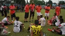 Pelatih Paulo Camargo (tengah) bersiap memberikan arahan saat jeda laga uji coba melawan Barito Putera di Stadion Bea Cukai, Jakarta, Selasa (5/4/2016). Laga berlangsung ketat dan berakhir imbang 2-2. (Liputan6.com/Helmi Fithriansyah)