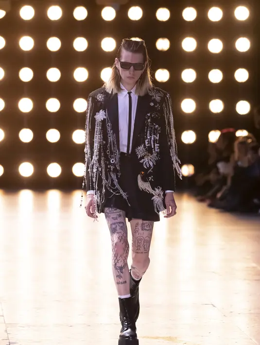 Slimane pertama kali tampil di Palais de Tokyo untuk pertunjukan Dior Homme Autumn/Winter 2002 miliknya. Slimane “memiliki ketertarikan pada arsitektur monumental Art Deco (Palais de Tokyo)