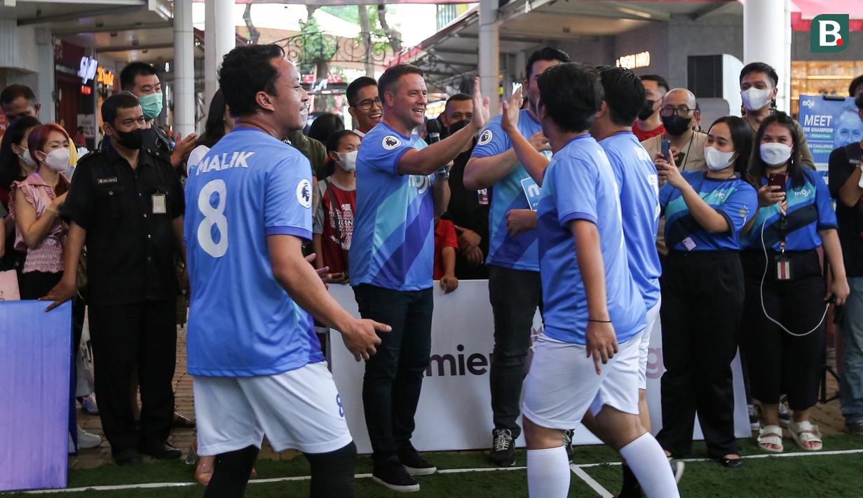<p>Mantan pemain Manchester United dan Liverpool, Michael Owen (tengah)&nbsp;ikut melakukan selebrasi ketika fun football 3x3 antara tim putih dan tim biru yang diperkuat oleh tim selebriti saat launching MOJI di Sumarecon Mall Serpong, Tangerang Selatan, Minggu (21/08/2022). (Bola.com/Bagaskara Lazuardi)</p>
