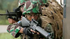 Pasukan Marinir Indonesia mengambil posisi saat melakukan latihan bersama dengan tentara AS dalam latihan militer The Rim of The Pacific (Rimpac) 2016 di Honolulu, Hawaii, Rabu (13/7). Rimpac 2016 digelar pada Juni-Juli 2016. (REUTERS/Hugh Gentry)