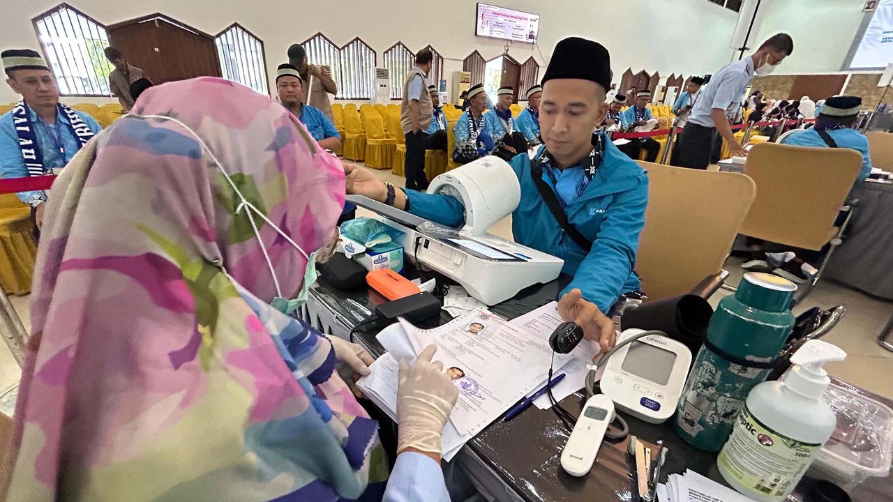 FOTO: Kloter Pertama Jemaah Haji Jakarta Mulai Masuki Asrama Pondok Gede