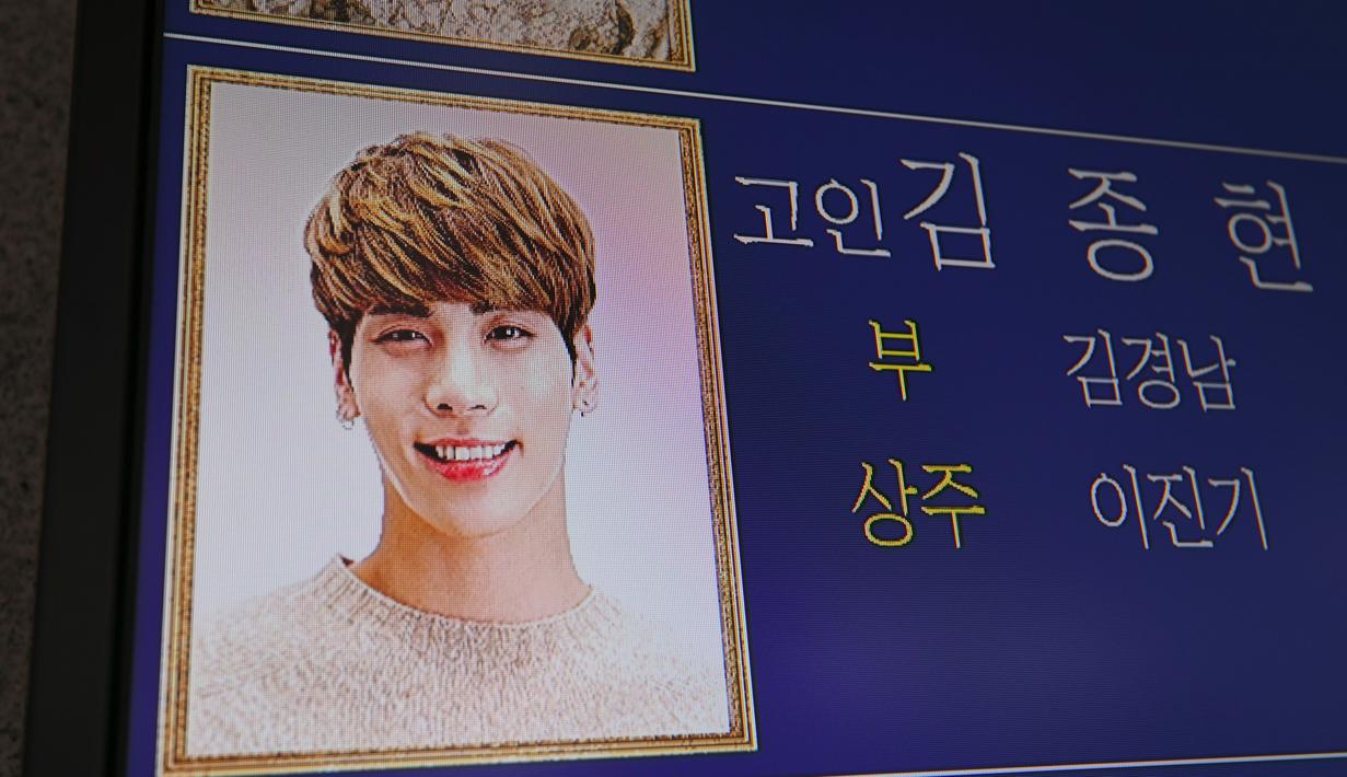 Foto Jonghyun SHINee terlihat di papan elektronik di luar rumah duka Seoul Asan Hospital, Korea Selatan, Selasa (19/12). Pemakaman Jonghyun SHINee akan digelar secara tertutup dan hanya dihadiri keluarga dan teman dekat. (JUNG Yeon-Je / AFP)
