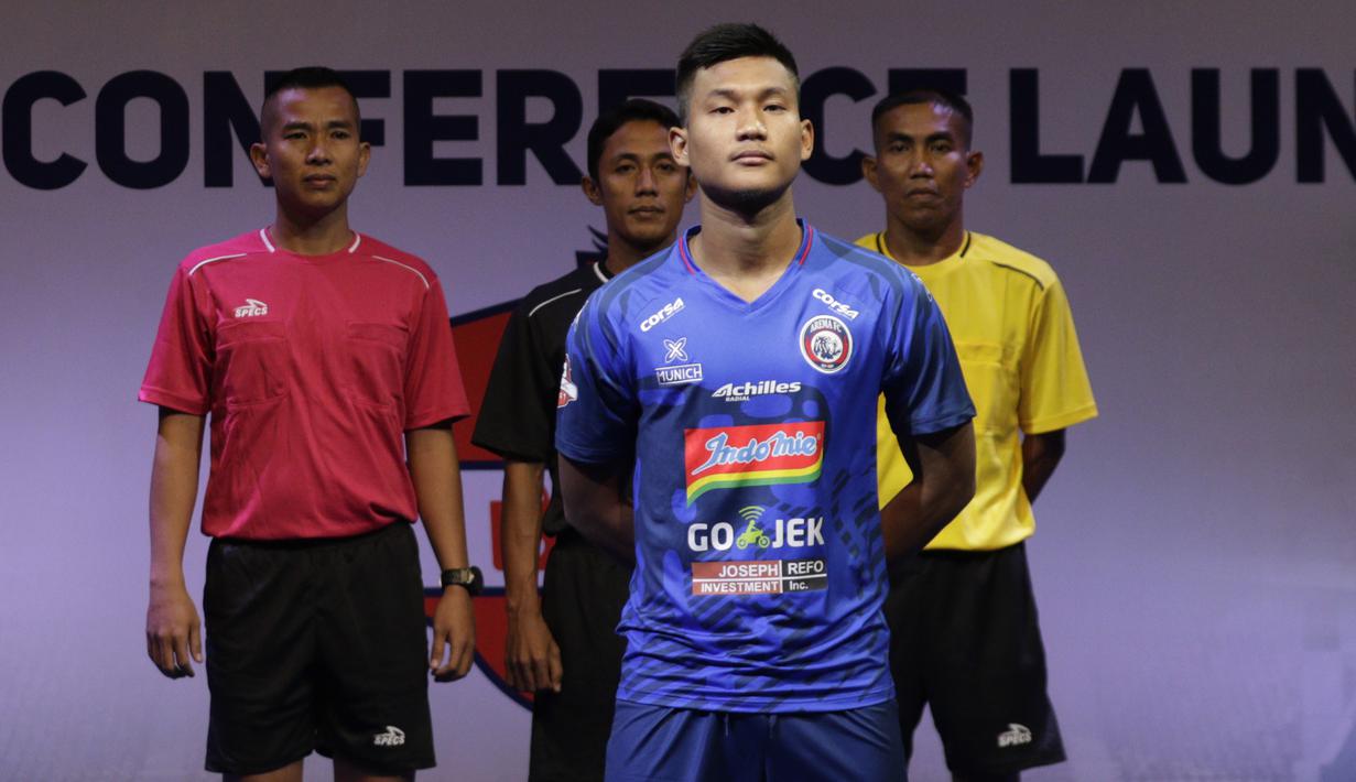 Pemain Arema FC, Nur Hardianto berpose saat Peluncuran Shopee Liga 1 di SCTV Tower, Jakarta, Senin (13/5). Sebanyak 18 klub akan bertanding pada Liga 1 mulai tanggal 15 Mei. (Bola.com/Vitalis Yogi Trisna)