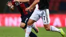 Penyerang Juventus, Cristiano Ronaldo menggiring bola dari kawalan penyerang Bolagna, Riccardo Orsolini pada pertandingan lanjutan liga Serie A Italia di stadion Renato-Dall'Ara di Bologna (22/6/2020). Juventus menang 2-0 atas Bologna. (Miguel MEDINA / AFP)