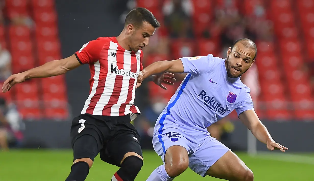 Di awal laga pada menit ke-6, striker Barcelona Martin Braithwaite membuat peluang pertama bagi timnya. Tendangan kaki kanannya masih melambung di atas gawang Athletic Bilbao. (Foto: AFP/Ander Gillenea)