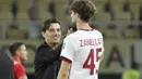 Pelatih AC Milan, Vincenzo Montella (kiri) merayakan kemenangan atas Shkendija bersama Niccolo Zanellato pada leg kedua kualifikasi UEFA Europa League di Philip II Arena, Skopje, Makedonia, (24/8/2017). Milan menang 1-0. (AP/Boris Grdanoski)